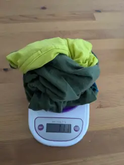 Man sieht das Trikot auf der Waage. Sie zeigt 111g