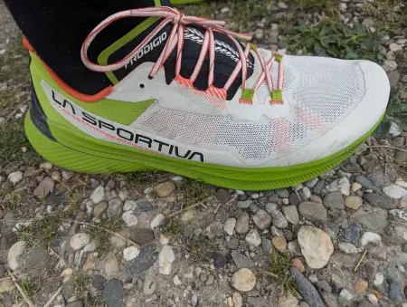 Schuhe im Einsatz auf Schotter