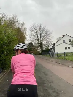 Reflektierender Schriftzug am Gesäß. Dieser wird vom kurzen Trikot nicht verdeckt