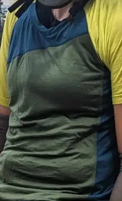 Man sieht dass das Trikot am Hals weit ist