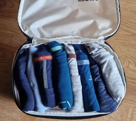 8 T-Shirts passen tatsächlich nebeneinander hinein