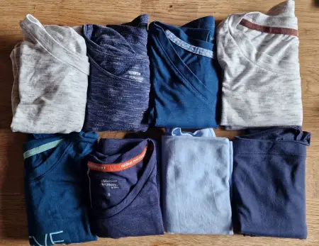 8 T-Shirts liegen bereit