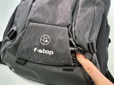 Material des Rucksacks. Zudem werden die Gummibänder "versteckt"