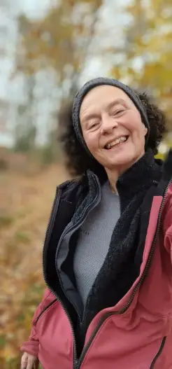 Wärmend und atmungsaktive macht es jeden Outdoorsport anstandslos mit.