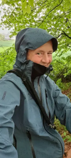 Eine große Kapuze schützt auch vor Regen und starkem Wind