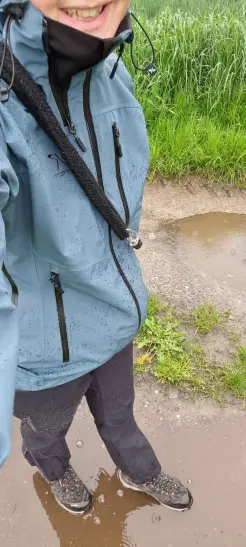 Wandern im Regen macht nur Spaß, wenn man gut geschützt unterwegs ist. Die Jacke hält auch bei Dauerregen trocken und windgeschützt!